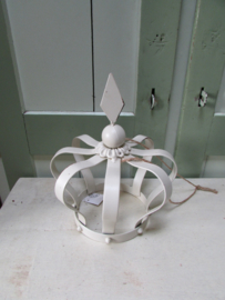 Kroon van metaal, 23 cm hoog (creme/wit)