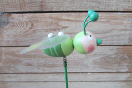 Bijtje op steker groen