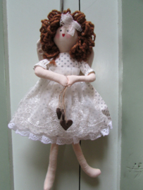 Engeltje -creme/wit met sterretjes en hartjes 32 cm