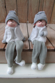 Winterkindertjes met bungelbeentjes 9 cm hoog (BB77)