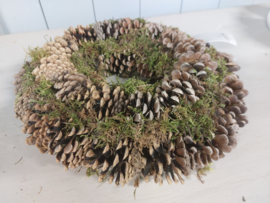Krans met dennenappels 35 cm