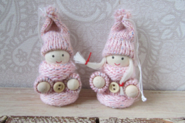 Winterkindjes roze (nr56) 2 stuks
