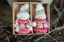 Winterkindjes 7 cm  1 met wit mutsje en 1 met rood mutsje (nr56)