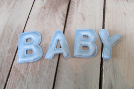 Baby stoffen letters in het blauw 5 cm hoog