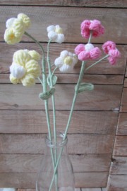Bloem gehaakt geel