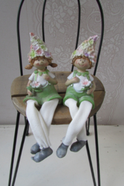 Bloemenmeisje met bungelbeentjes 2 stuks (BB42)