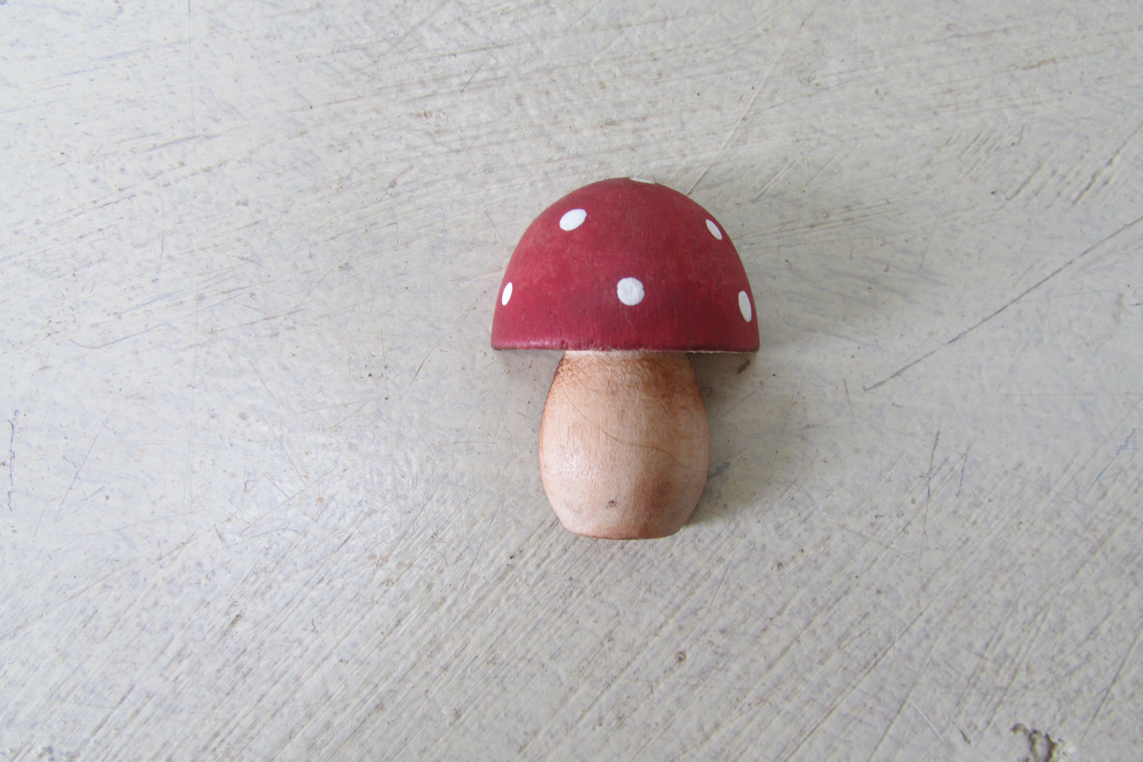 Paddenstoel rood half 3x2 cm (P36)