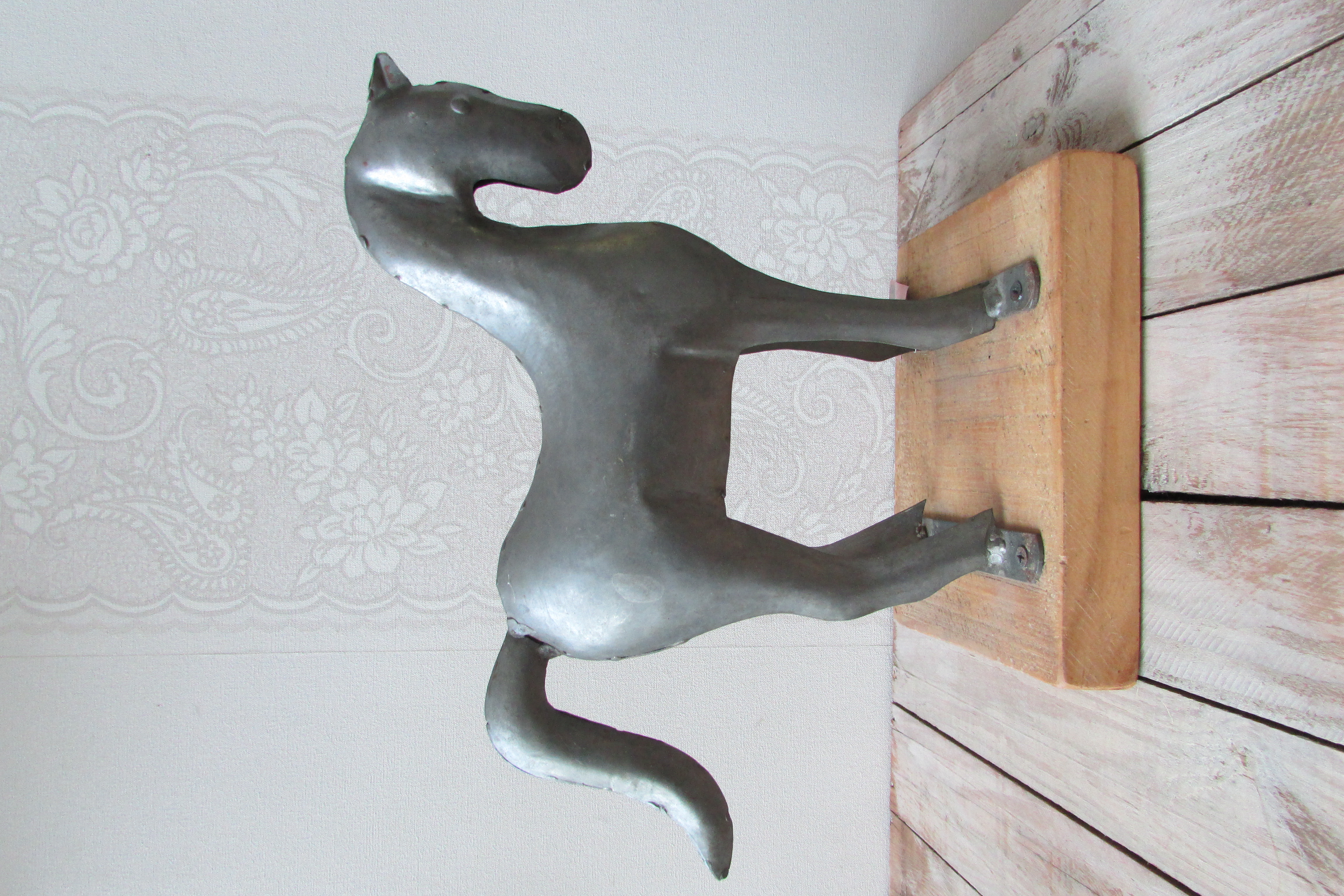 Zinken paard 32 cm op houten blok