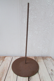 Pin 40 cm hoog op rondel 20 cm doorsnee (roestend ijzer)
