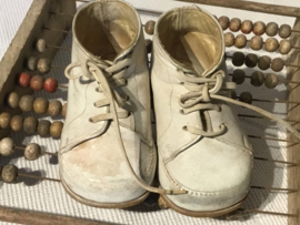 brocante roomwitte leren baby schoentjes