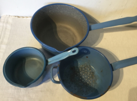 leuke set van blauwe emaille steelpannetjes