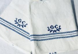 franse brocante theedoeken, geborduurd GC blauw
