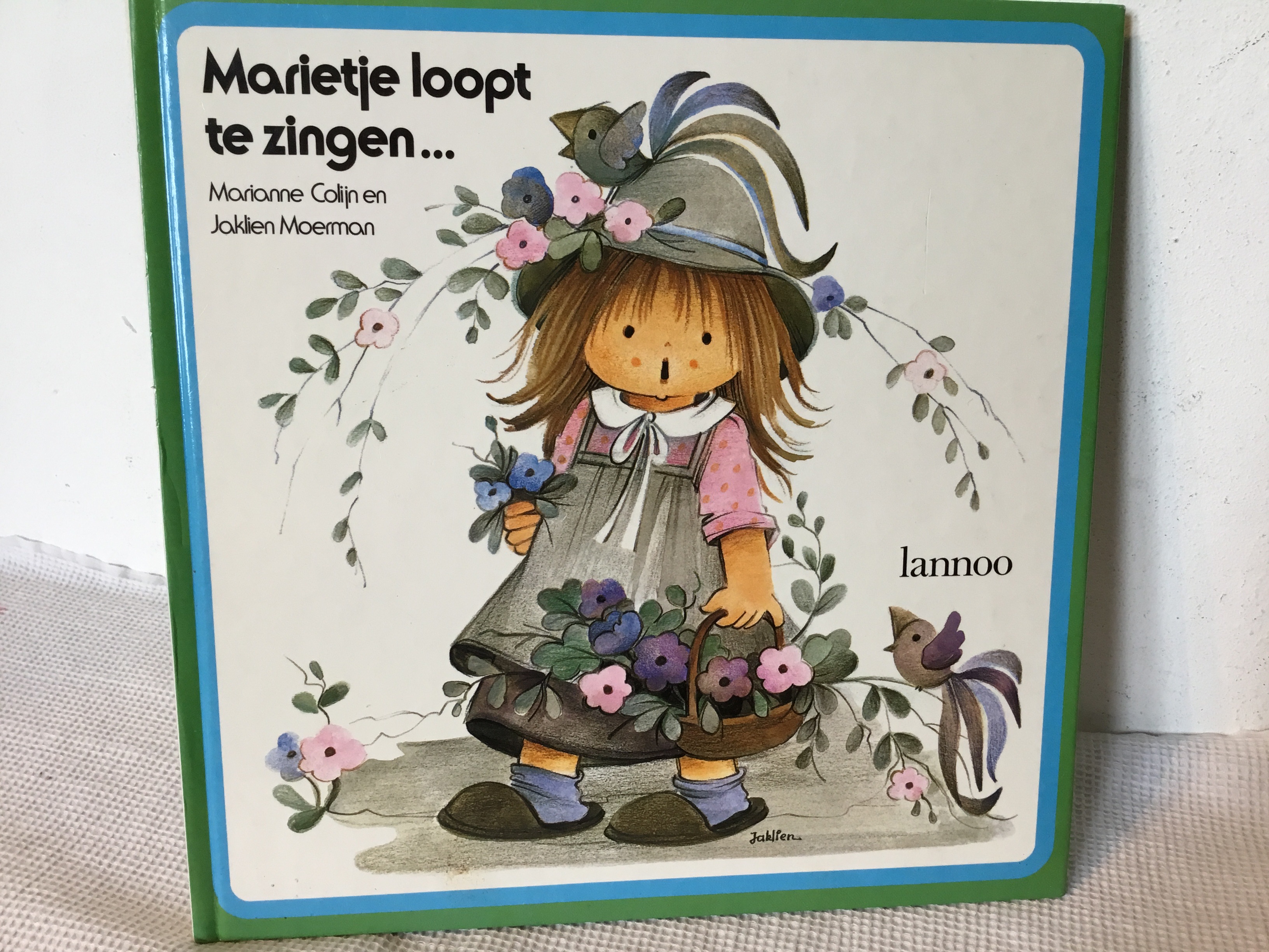 Marietje loopt te zingen