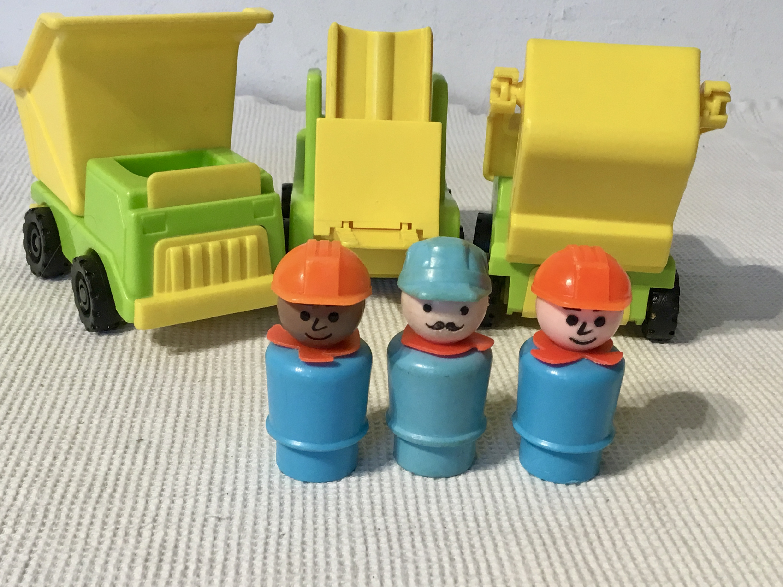fisher price , vintage  werk en bouw voertuigen met mannetjes