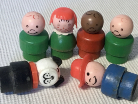fisher price , houten  met plastic hoofd figuurtjes, little people