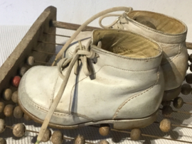 brocante roomwitte leren baby schoentjes