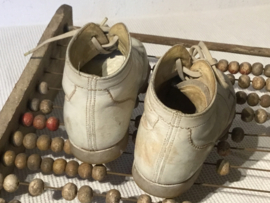 brocante roomwitte leren baby schoentjes