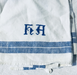 franse brocante theedoeken, geborduurd HA  blauw