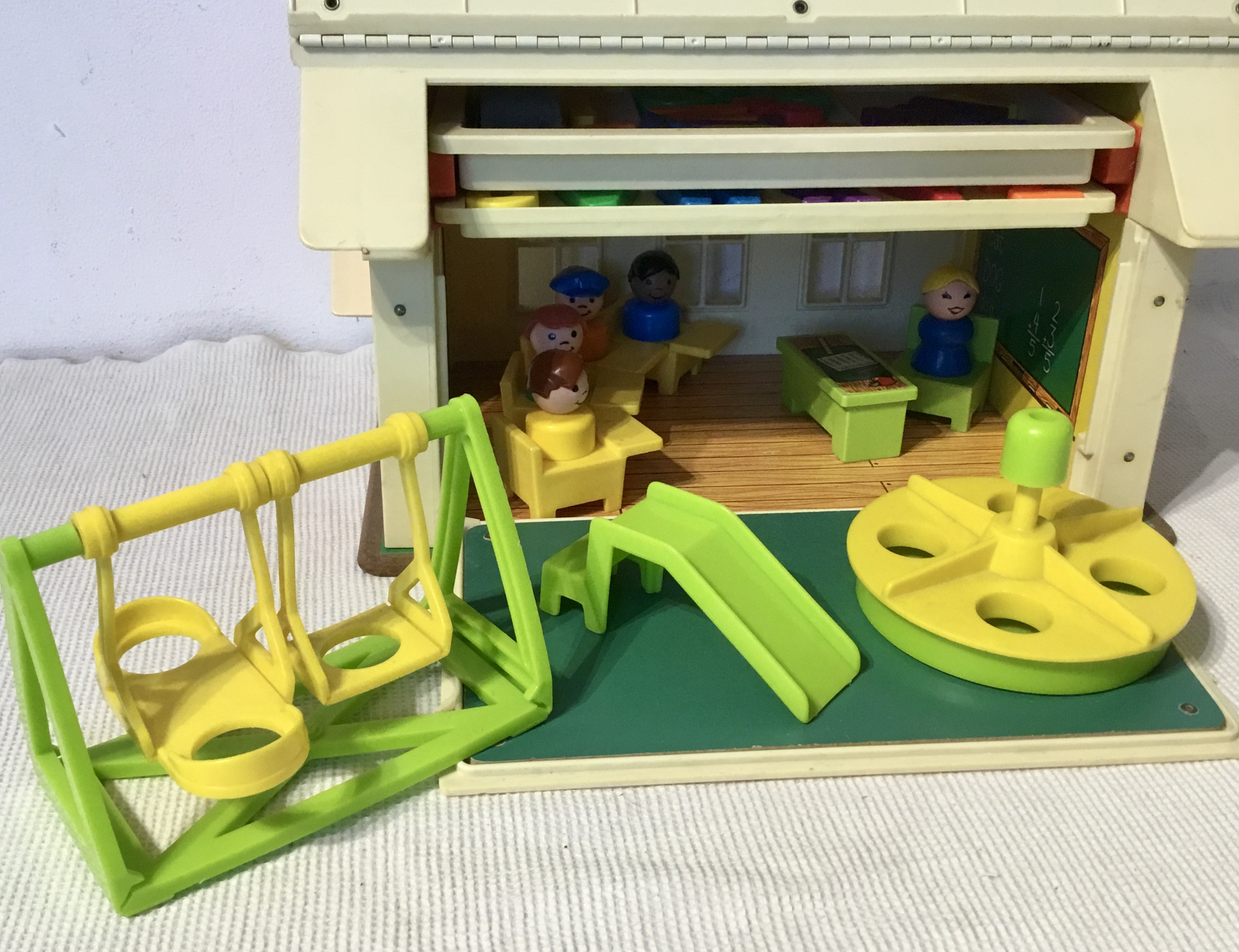 fisher price , vintage family school uit 1971