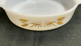 Fire King, ovenschaal groot  rond  , graan deco, 22 cm
