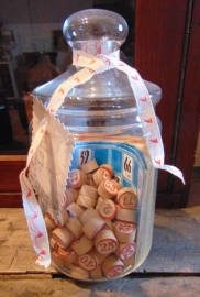 lotto-spel, houten nummetjes in glazen pot