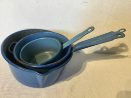 leuke set van blauwe emaille steelpannetjes