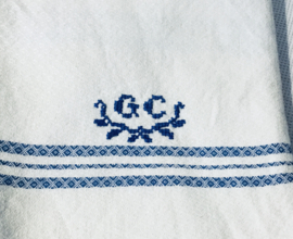 franse brocante theedoeken, geborduurd GC blauw
