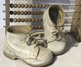 brocante roomwitte leren baby schoentjes