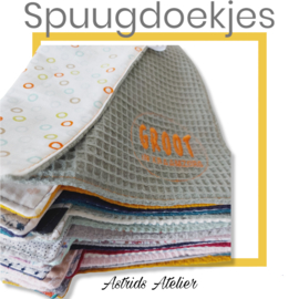 Assortiment "bijdehandjes" (spuugdoekjes/kroeldoekjes) set van 35 stuks voorzien van borduring