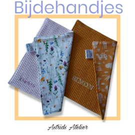 Assortiment "bijdehandjes" (spuugdoekjes/kroeldoekjes) set van 25 stuks voorzien van borduring