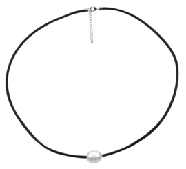 Zoetwater parelketting Black Leather Pearl White