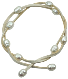 Zoetwater parel armband Wrap Suede Cream Pearl