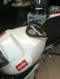 Kinder en/of  Duo passagier handgreep voor tankmontage APRILIA