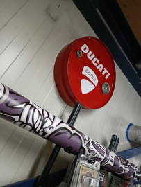 Metal Barrel Design  Ducati (Wand-decoratie)