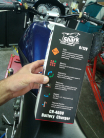 acculader SHARK CN-4000,  IP54 waterdicht, 4A (6V & 12V accu`s van 1,2Ah-130Ah) 