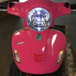 Vespa  GTS-S roze + windscherm en beautycase, 12V scooter, leder look zitting, softstart, Multimedia (VespaPK)