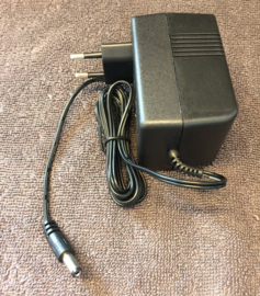 Oplader 12V ronde plug , voor de meest gangbare kinderauto's