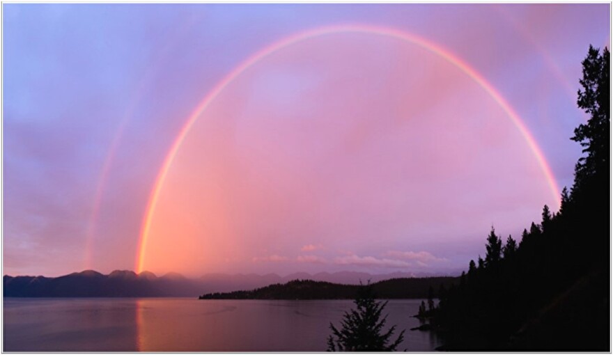 Energie-aura-dubbele-regenboog-roze-oranje-boven-meer-met-bomen