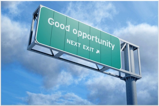 Groen-verkeersbord-met-Good-opportunity-next-exit