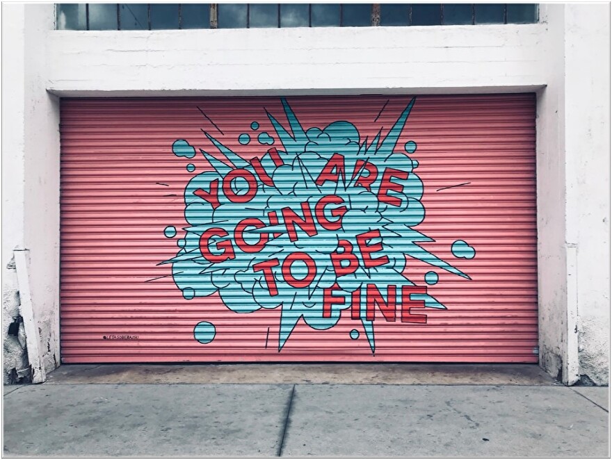 Groot-roze-rolluik-met-graffity-you-are-going-to-be-fine