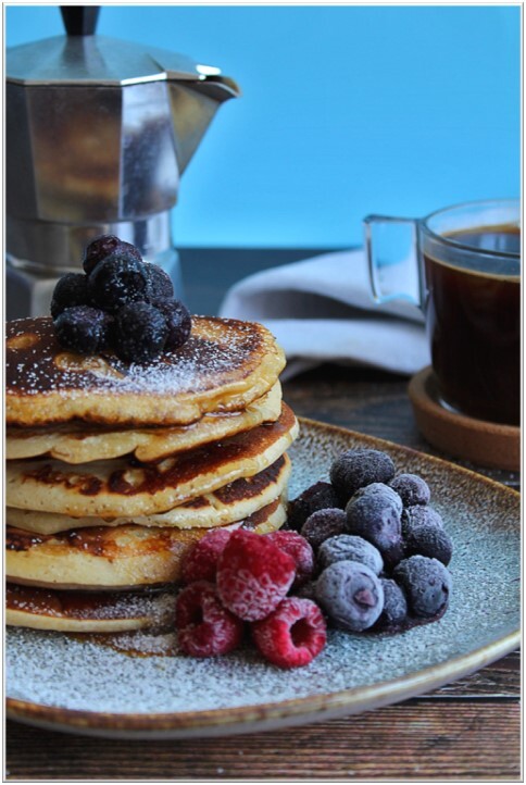 Ontbijt-amerikaanse-pancakes-blauwe-bes-en-framboos