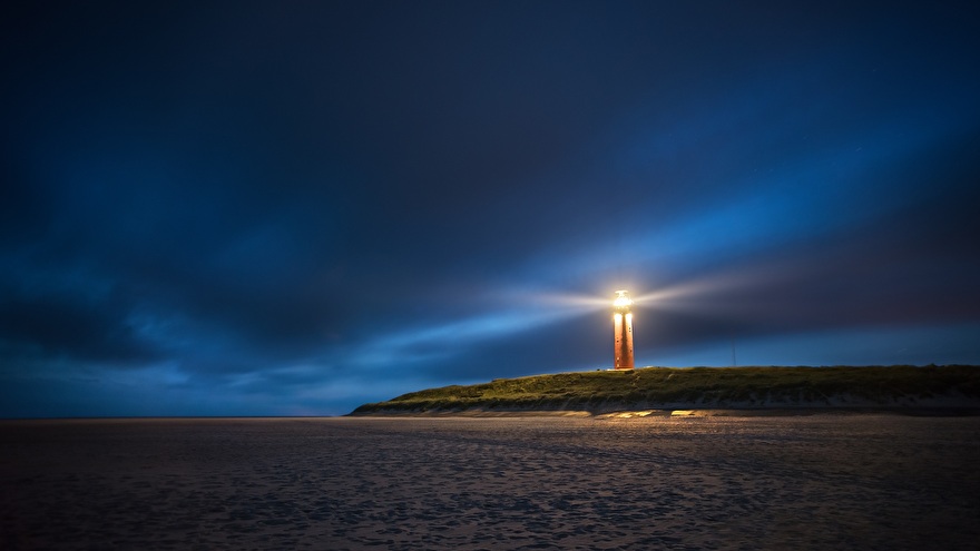 Vuurtoren in de schemering als symbool voor een energiepunt dat richting geeft.