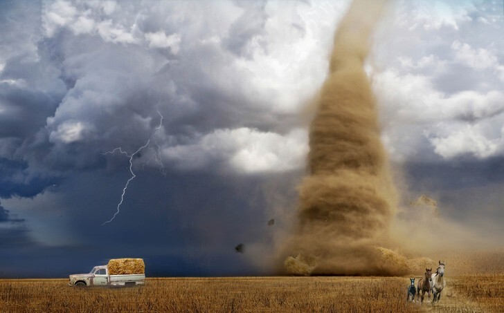 Tornado boven een veld als beeld voor onrust, chaos en je niet laten meesleuren