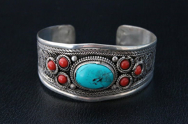 Tibetaanse stijl armband zilverkleurig met turquoise howliet en koraal stenen