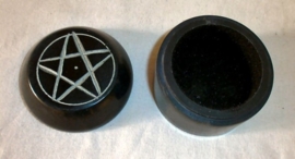 Kleine ronde zeepstenen doos met pentagram