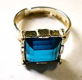 Ring goudkleurige blauwe steen