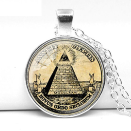 Glazen hanger met ketting Masonic Al Ziend Oog en Pyramide