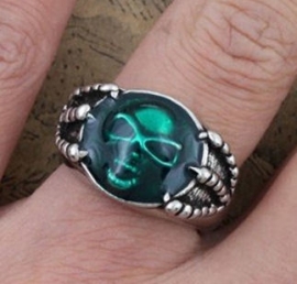 Gothic ring met groene doodskop en drakenklauwen