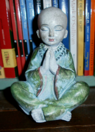 Shaolin monnik - biddend voor vrede - 9x7x12 cm