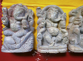 Ganesha set van 8 speksteen 4.5 x 7 cm